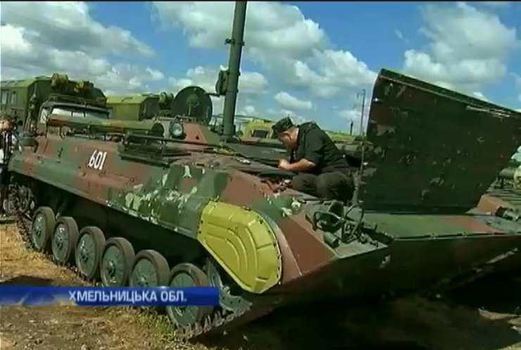 У Старокостянтинові готують 600 військових машин для фронту (відео)