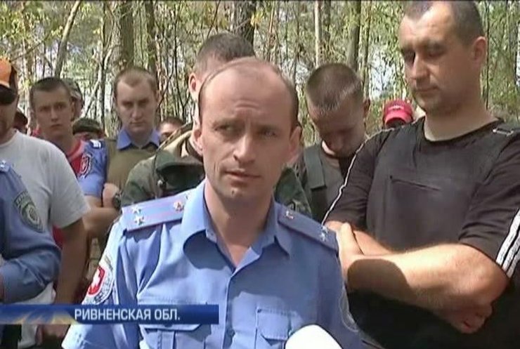 На Ривненщине десятки вооруженных милиционеров "крышуют" незаконную добычу янтаря