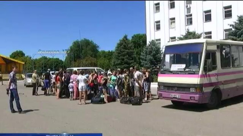 Понад сотню дітей із зон бойових дій евакуювали до моря у табори відпочинку (відео)