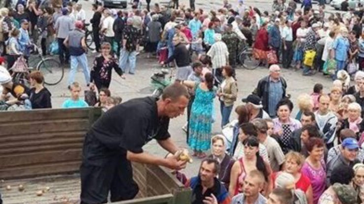 В Славянске огромные очереди за водой, колбасой, картошкой и макаронами (фото)