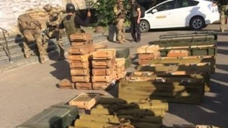 Боевики прятали российские ПЗРК, мины и гранатометы в подвале церкви (фото)