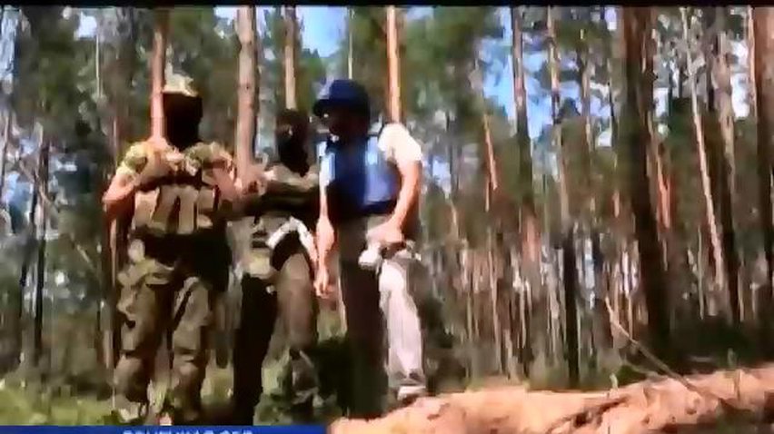В лесах Славянска нашли шприцы, трамадол и десятки могил безымянных террористов (видео)