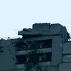 В Луганске стрельба, снаряд снес крышу 9-этажного дома (обновлено, фото, видео)