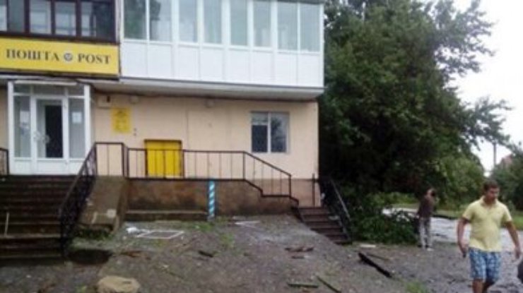 В Луганске обстрелом повредило вторую многоэтажку за день (фото)