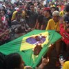 Болельщики Бразилии жгут автобусы и флаги после проигрыша сборной (фото)