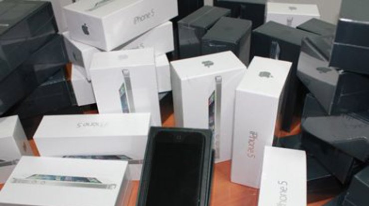 Два украинца везли из Польши 55 контрабандных iPhone