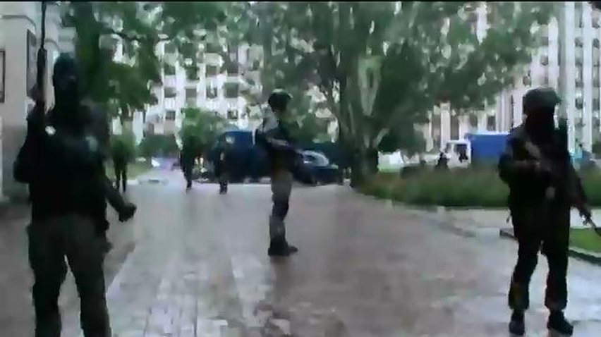 У Донецьку терористи викрадають людей та укріплюють позиції