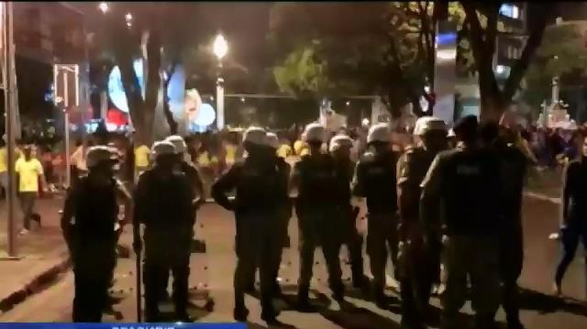 Розлючених програшем вболівальників Бразилії розганяли сльозогінним газом (фото, відео)