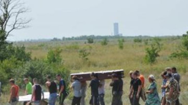 Фото похорон героя НТВ, погибшего под танком, оказались фэйком