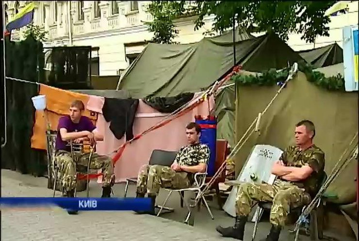 Активісти Майдану вимагають від влади надати їм холодильники та печі (відео)
