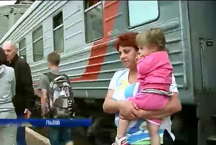 Сім'ї Донбасу тікають від війни до Львова