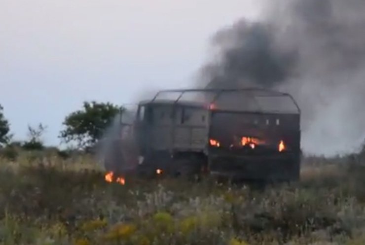 Под Луганском расстреляли колону бронетехники, зашедшую из России (видео)