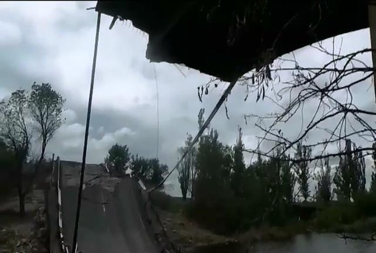 Окруженные террористы уничтожают мосты и дороги - военные показали масштабы разрушений