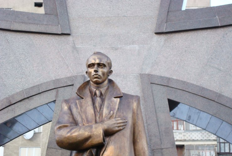 "Свобода" требует от Президента срочно вернуть Шухевичу и Бандере звания героев
