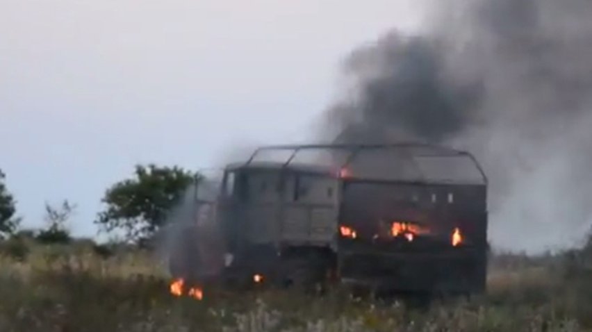 Под Луганском расстреляли колону бронетехники, зашедшую из России (видео)