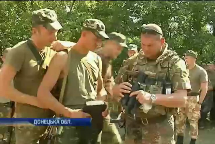 Нардепи привезли солдатам бронежилети та тепловізори (відео)
