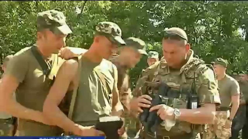 Нардепи привезли солдатам бронежилети та тепловізори (відео)