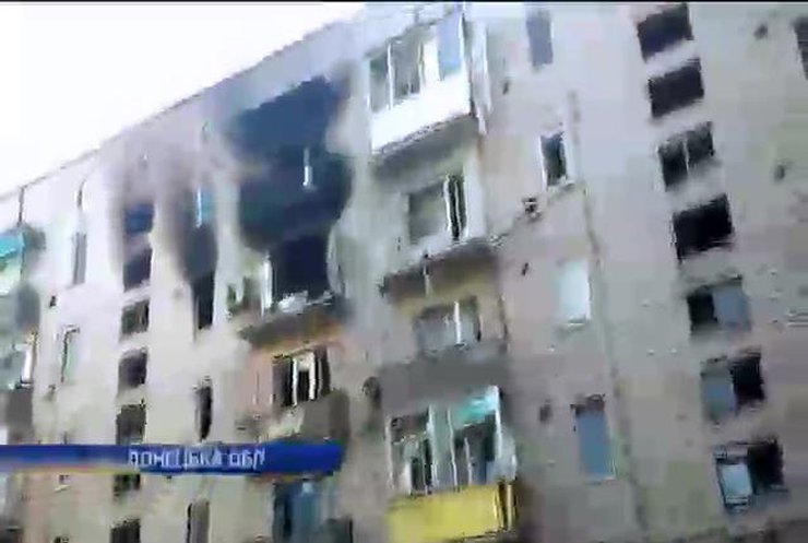Терористи обстрілюють Мар'їнку, не даючи жителям вибратися з-під завалів