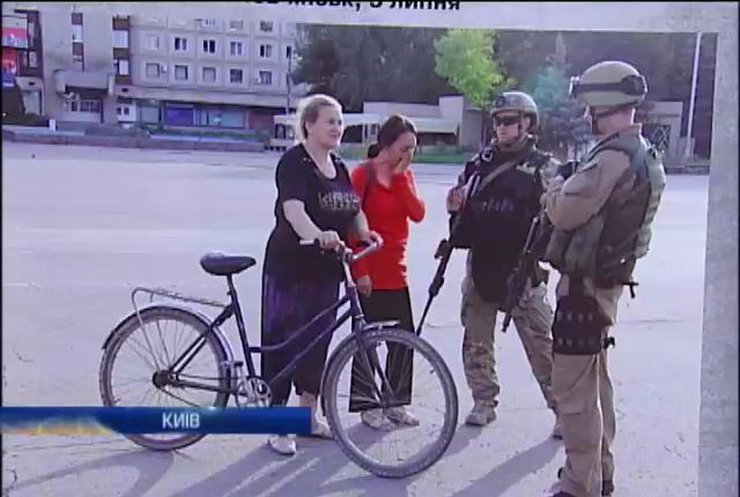Запеклі бої та фронтові емоції: в Києві відкрилась фотовиставка з війни