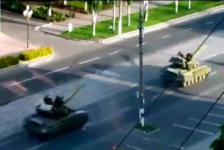 Танки на улицах Луганска и Донецка призваны заставить людей паниковать (видео)