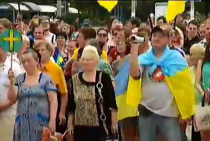 Патриоты Мариуполя спели песню о Путине, празднуя освобождение (видео)