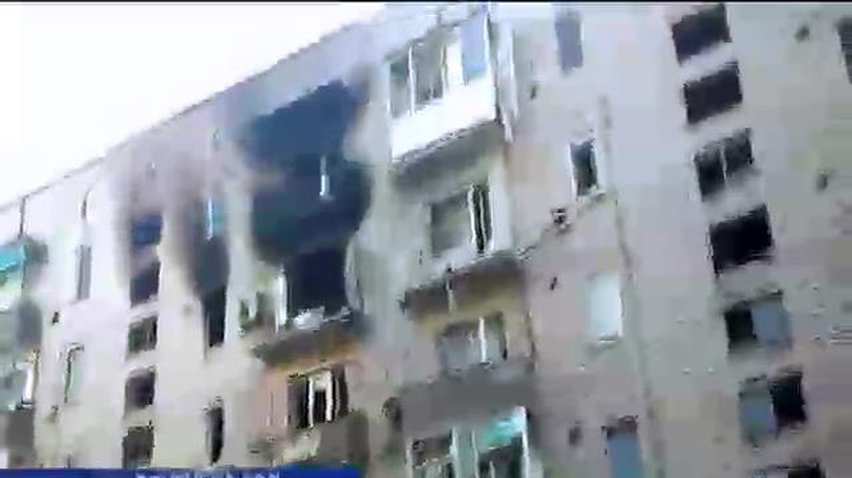 Терористи обстрілюють Мар'їнку, не даючи жителям вибратися з-під завалів