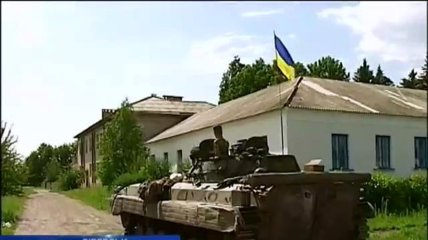 У звільненому Сіверську люди зустрічали солдатів АТО із сльозами на очах