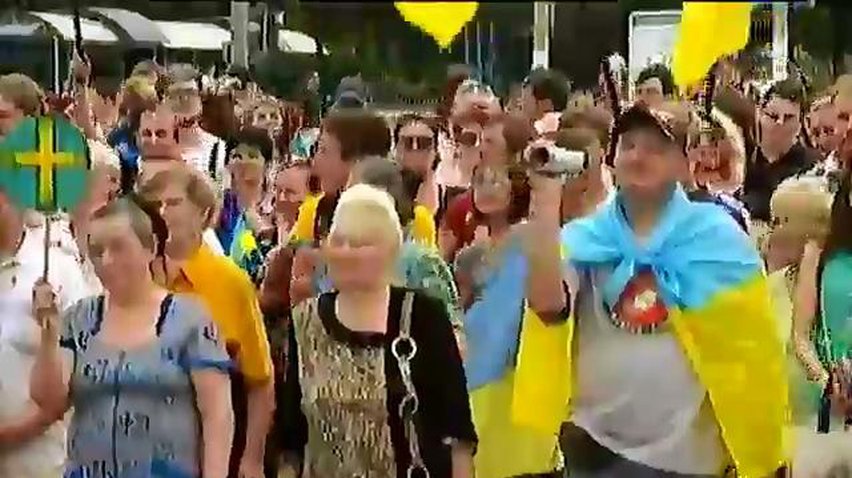 Патриоты Мариуполя спели песню о Путине, празднуя освобождение (видео)
