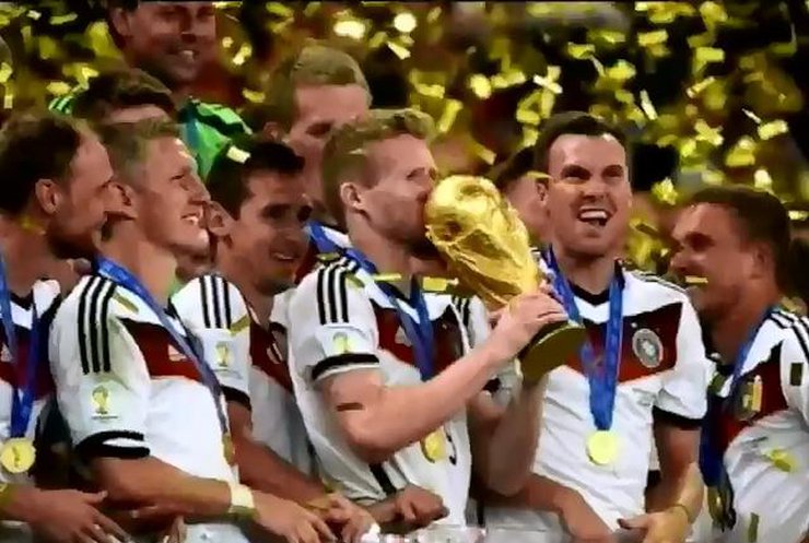 Німці на чолі з Меркель святкували перемогу збірної всю ніч (відео)