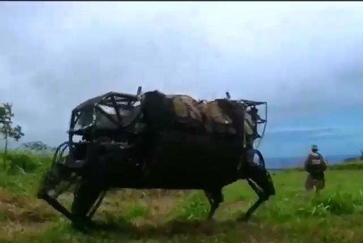 Робот-мул допоможе військовим переносити зброю та харчі