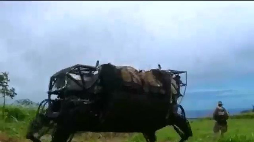 Робот-мул допоможе військовим переносити зброю та харчі
