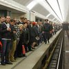 В метро Москвы поезд сошел с рельсов: есть погибшие (фото)