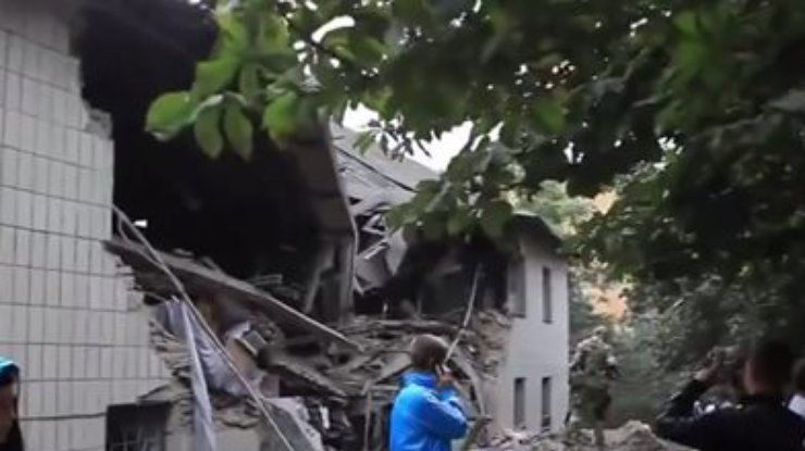 Из-за авиаудара под завалами дома в Снежном погибли  4 человека