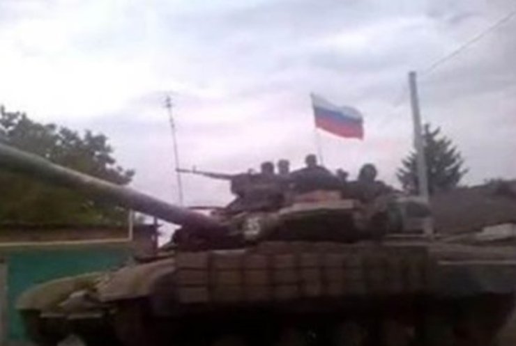 В Енакиево замечены танки с российскими флагами (видео)