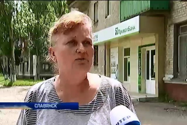 На жителей разрушенного Славянска ПриватБанк давит коллекторами (видео)