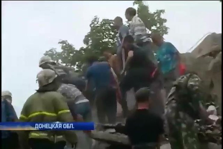 В Снежном МЧС и жильцы разгребают завалы разрушенного дома (видео)