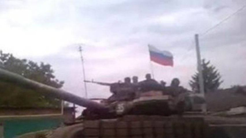 В Енакиево замечены танки с российскими флагами (видео)