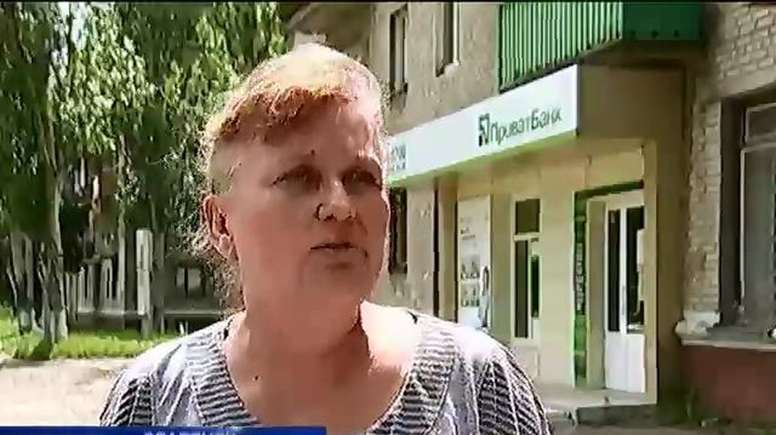 На жителей разрушенного Славянска ПриватБанк давит коллекторами (видео)