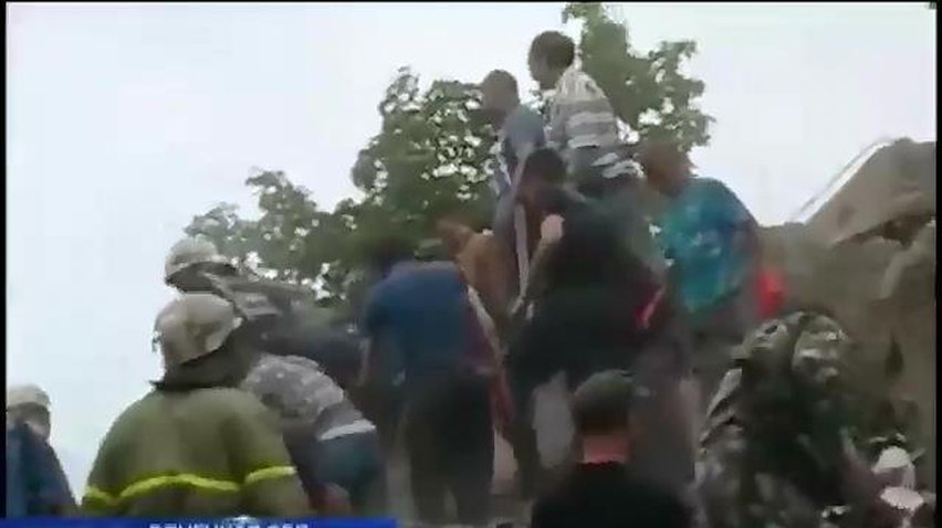 В Снежном МЧС и жильцы разгребают завалы разрушенного дома (видео)