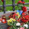 Киев соболезнует Москве: к посольству России несут цветы и лампадки (фото)