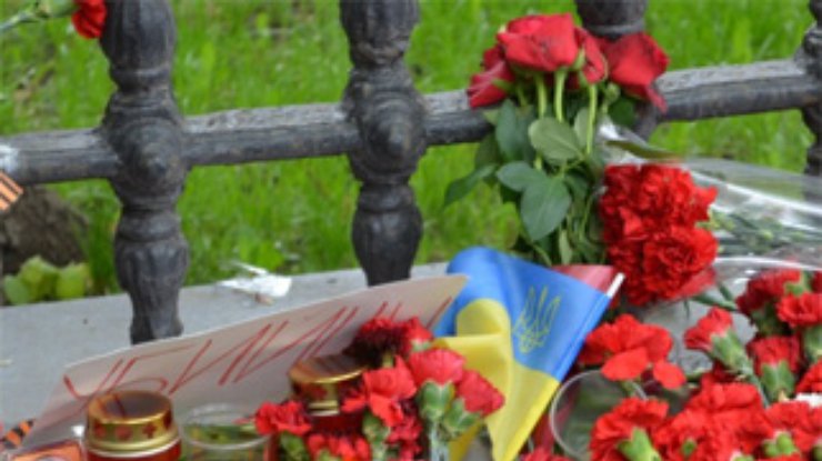 Киев соболезнует Москве: к посольству России несут цветы и лампадки (фото)