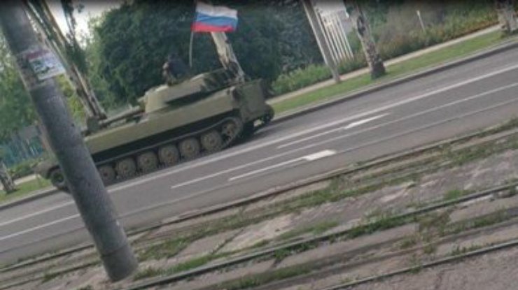 Ночью в Донецке была перестрелка, летали самолеты и ездили танки (фото)