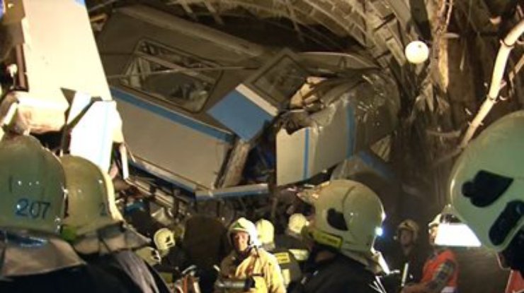 Число жертв аварии в метро Москвы достигло 23