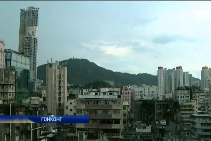 Влада Гонконгу виселить мешканців з дахів (відео)