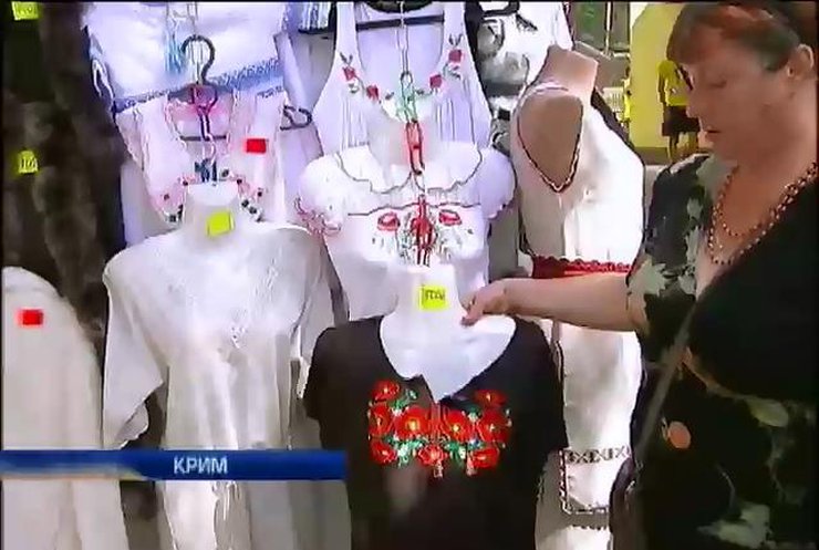 У Криму росіяни охоче купують українські вишиванки (відео)