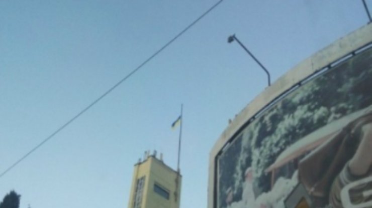 Над мэрией Ялты подняли украинский флаг (фото)