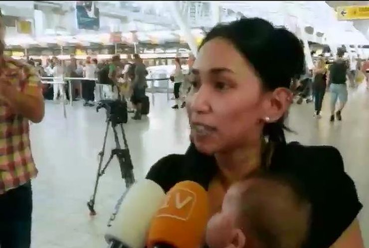 У Амстердамі жінка з дитиною спізнилася на рейс Боїнга-777