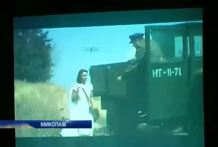 Активісти Миколаєва відкрили кінотеатр, щоб допомогти армії (відео)