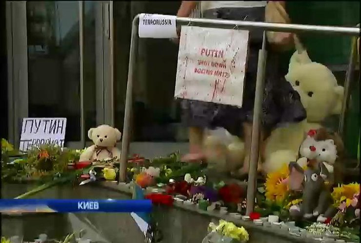 Украинцы массово скорбят по погибшим в сбитом Боинге (видео)