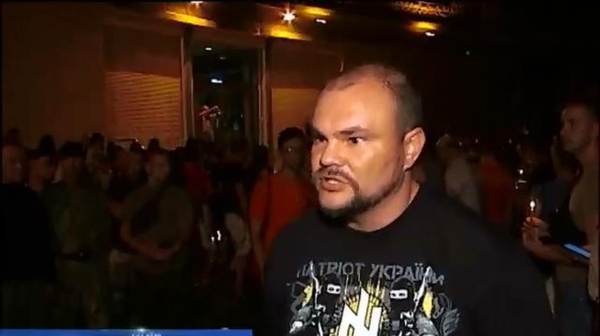Під посольства Малайзії та Нідерландів несуть свічки: Світ зрозуміє - це як 11 вересня (відео)